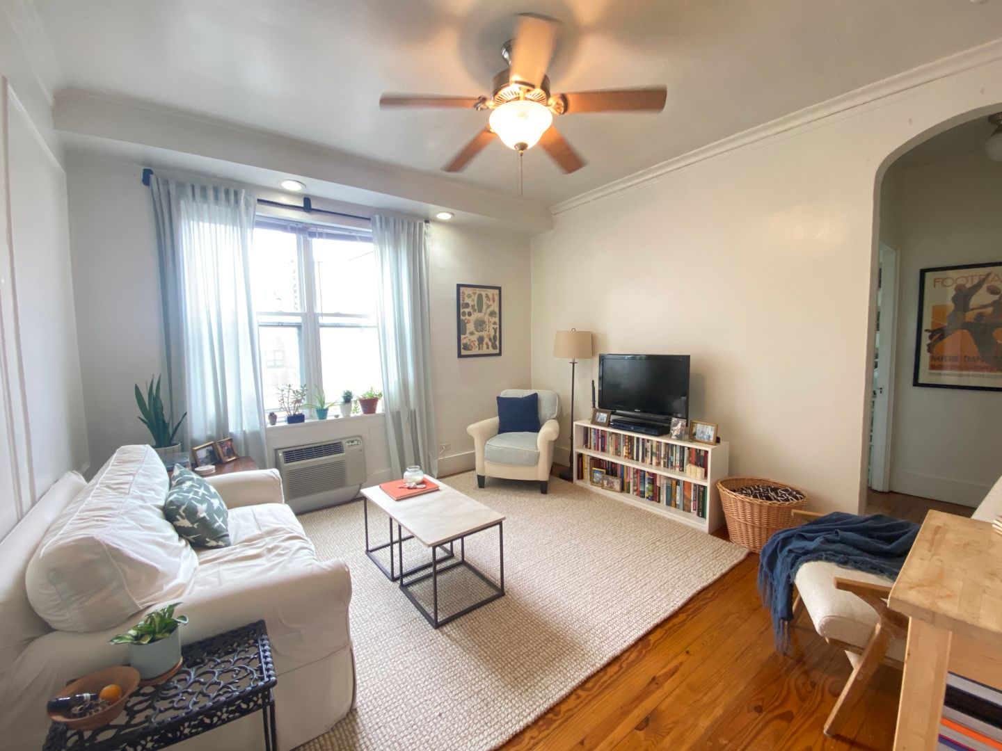 Chicago Apartment: 755 W Cornelia Ave