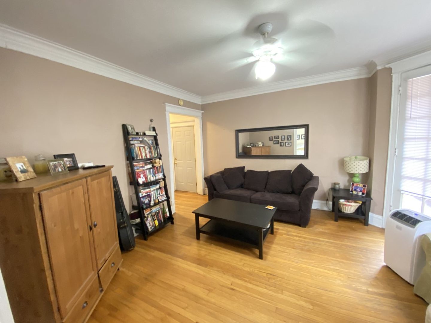 Chicago Apartment: 714 W Waveland Ave