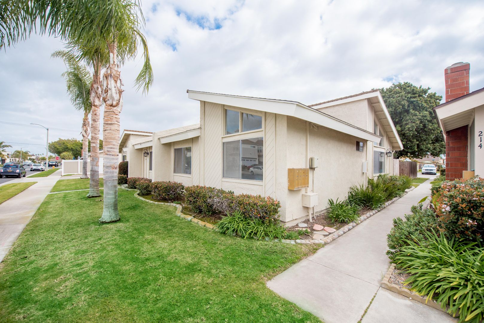 Huntington Beach Apartment: 220 Toronto Avenue