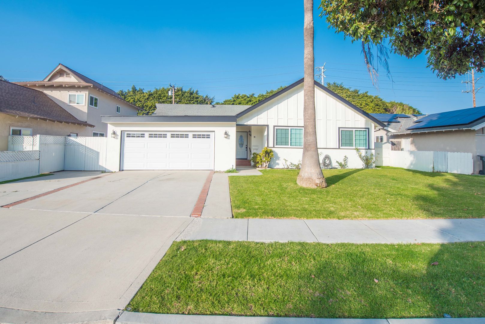 Costa Mesa House: 1300 Londonderry Street