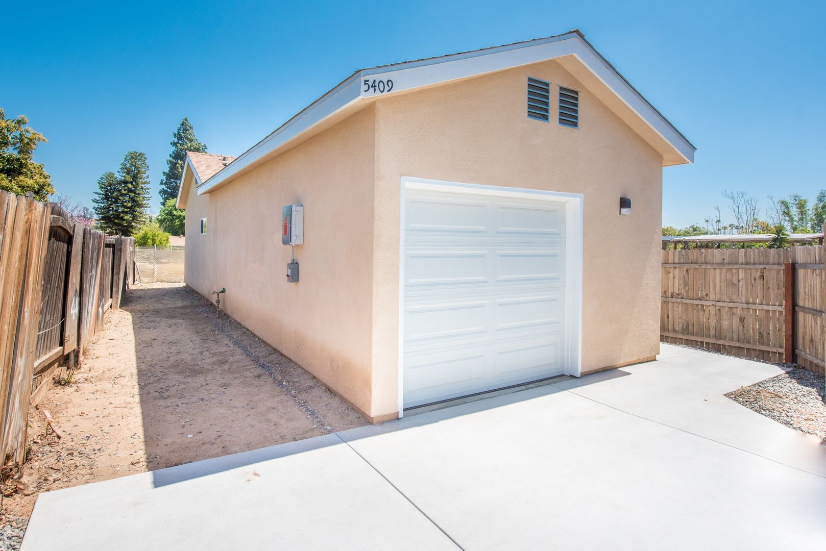 Riverside House: 5409 Rose Ave