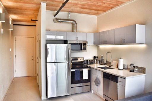 Capitol Hill Top Floor Apartment – photo 1