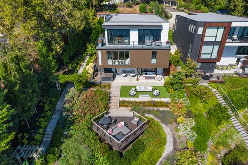 Stunning Lakefront Estate – photo 1