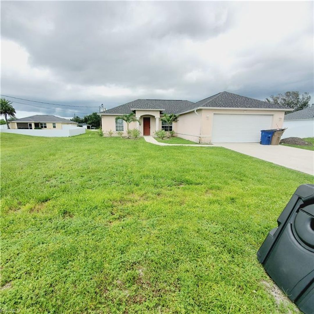 Lehigh Acres House: 3916 22nd Street W