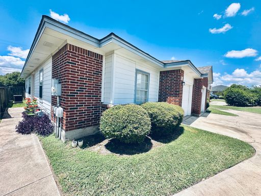 3BR/2BA Duplex with Gas Stove, Garage & Fenced Backyard – photo 1