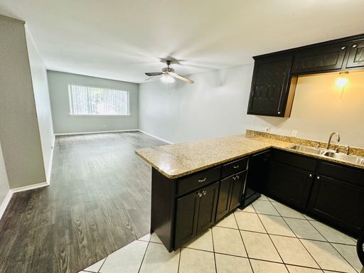 1 MONTH FREE!!!-Amazing 1 Bedroom Apartment Downtown Courthouse district. Downtown living without the high price!!!! – photo 1