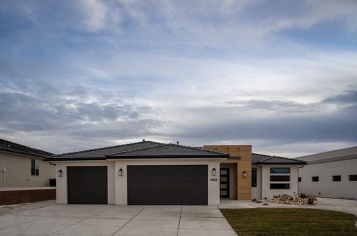 Desert Vista 3 Car Garage! – photo 1