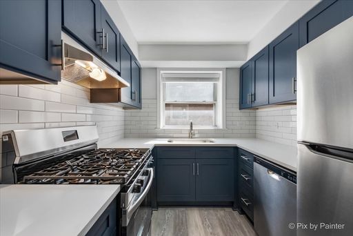 Just Renovated 3BR/1BA in Lincoln Square/Budlong Woods – photo 1