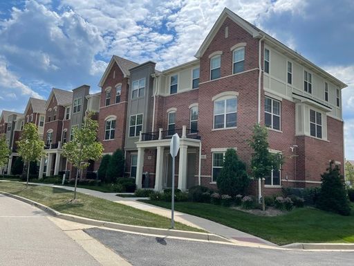 Luxury 3-Bedroom Townhome Near Vernon Hills Town Center – photo 1