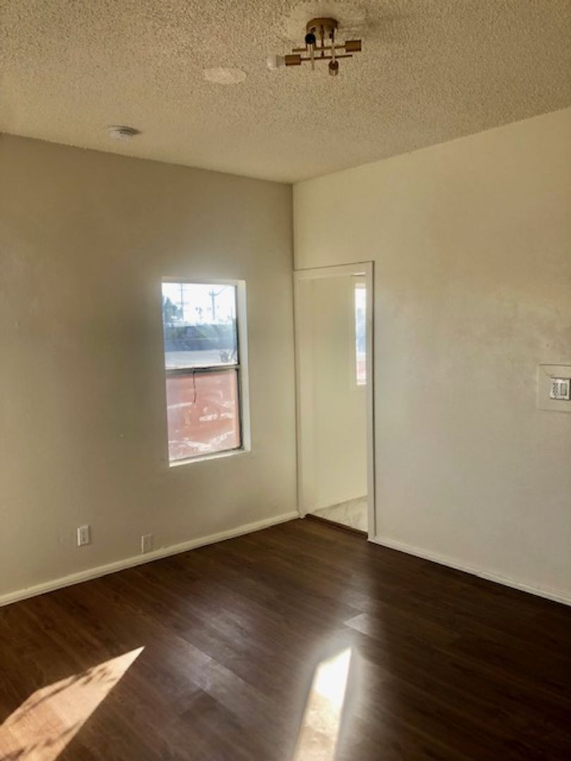 Los Angeles Apartment: 6114 S. Broadway Boulevard