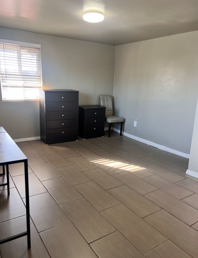 Los Angeles Apartment: 1729 W. 20th Street