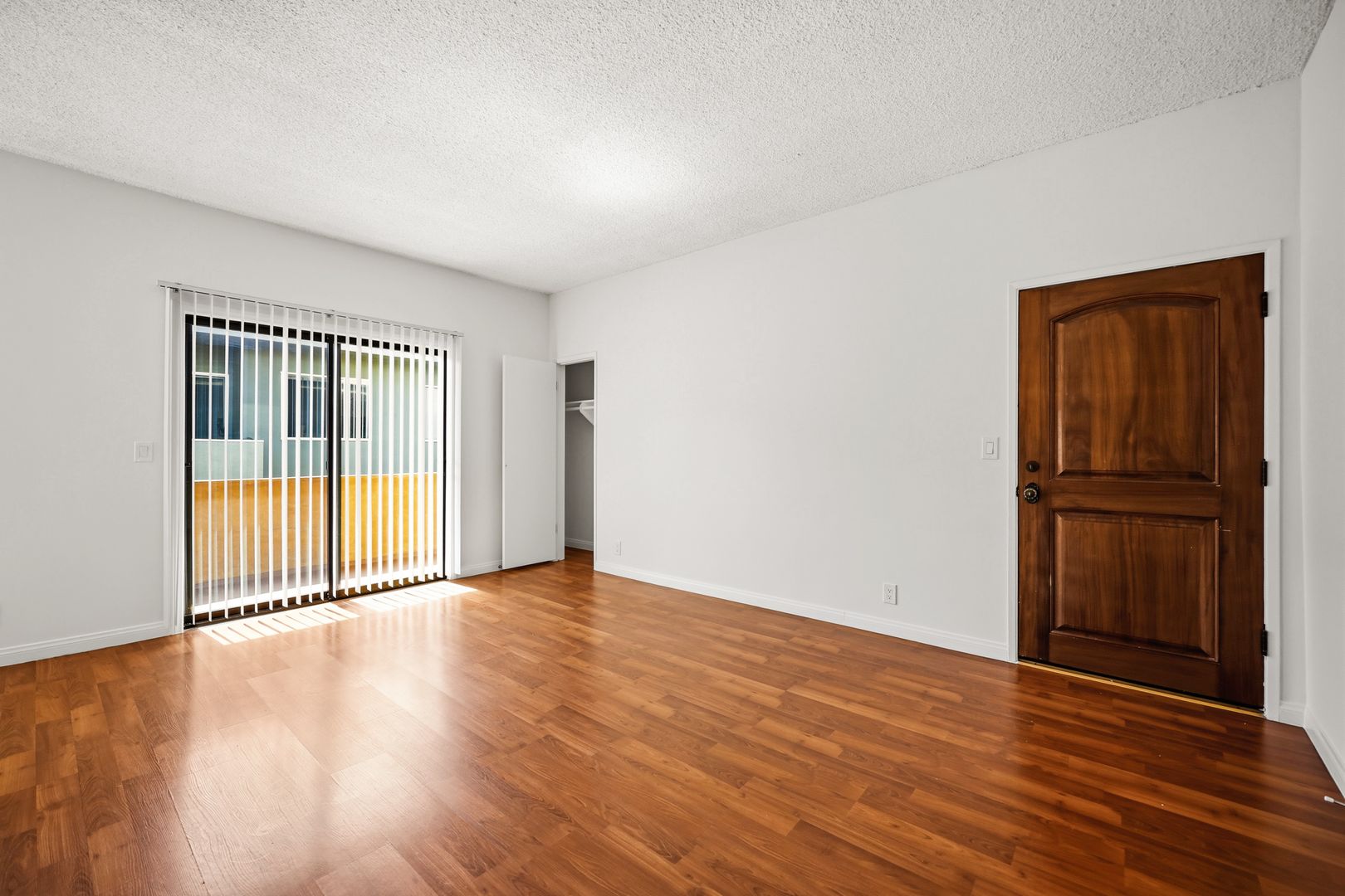 Los Angeles Apartment: 1252 Granville Avenue