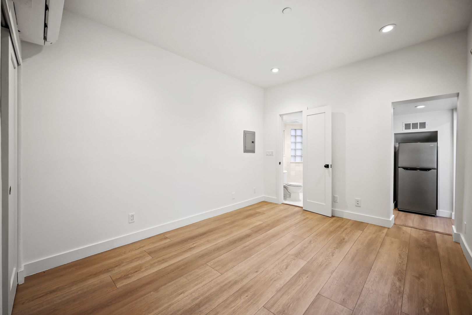 Santa Monica Apartment: 3014 4th Street