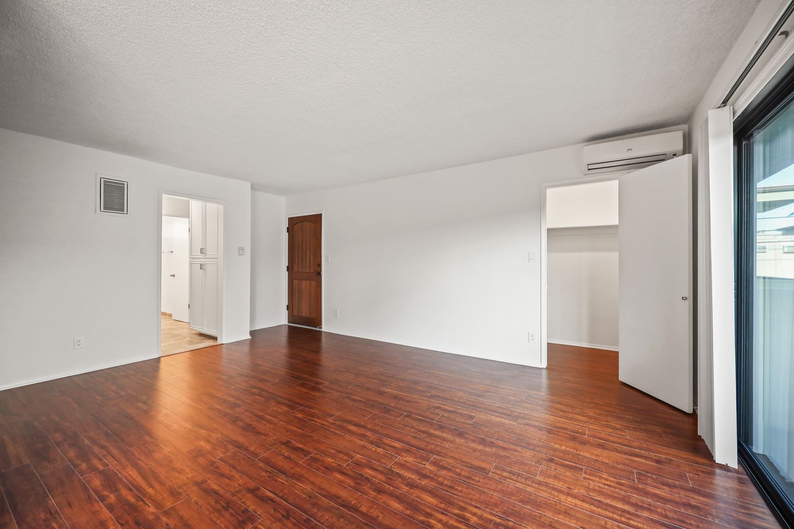 Los Angeles Apartment: 1308 Amherst Avenue