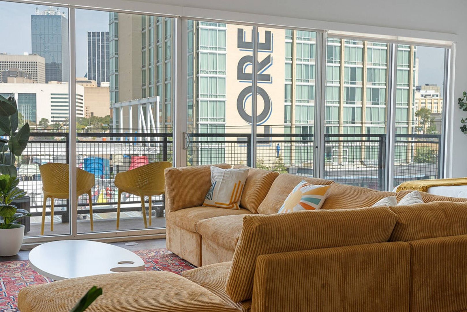 Dallas Apartment: 1100 Peters Street # 512