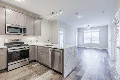 Beautiful 2 Bed / 2 Bath in Luxury Building