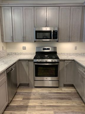 Beautiful 1 Bed + Den / 2 Bath in a Luxury Waterfront Community with a Premium View! – photo 1