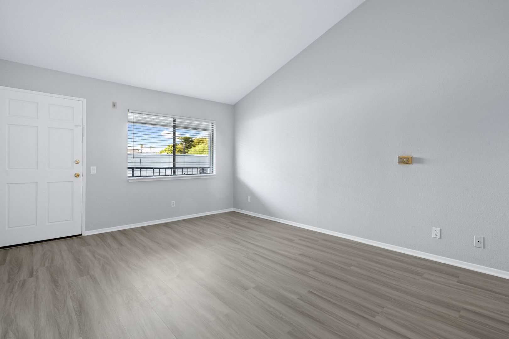 Roswell Avenue (905)