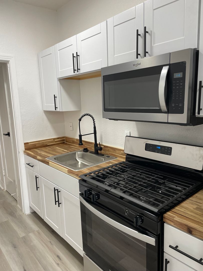 Long Beach Apartment: 721 E 7th St