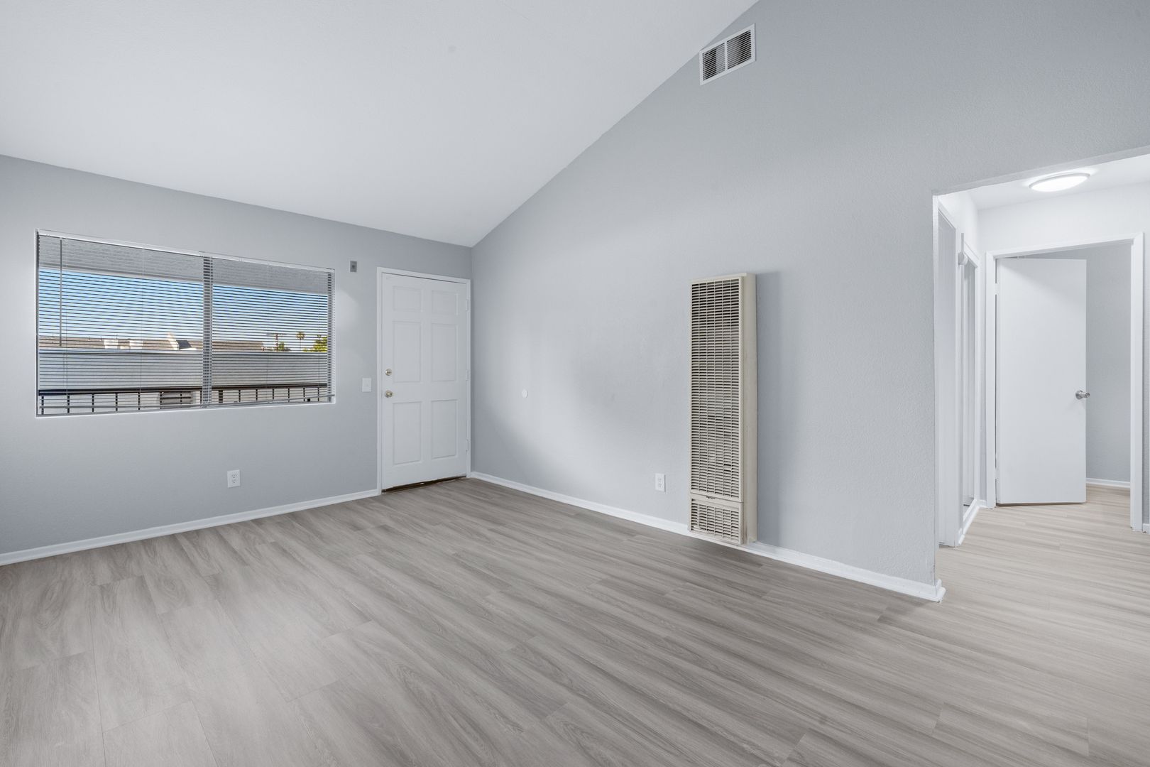 Long Beach Apartment: 1026 Roswell Ave