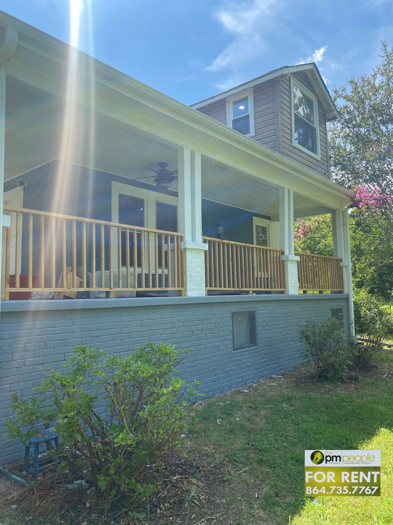 Easley House: 123 Oneal Rd.