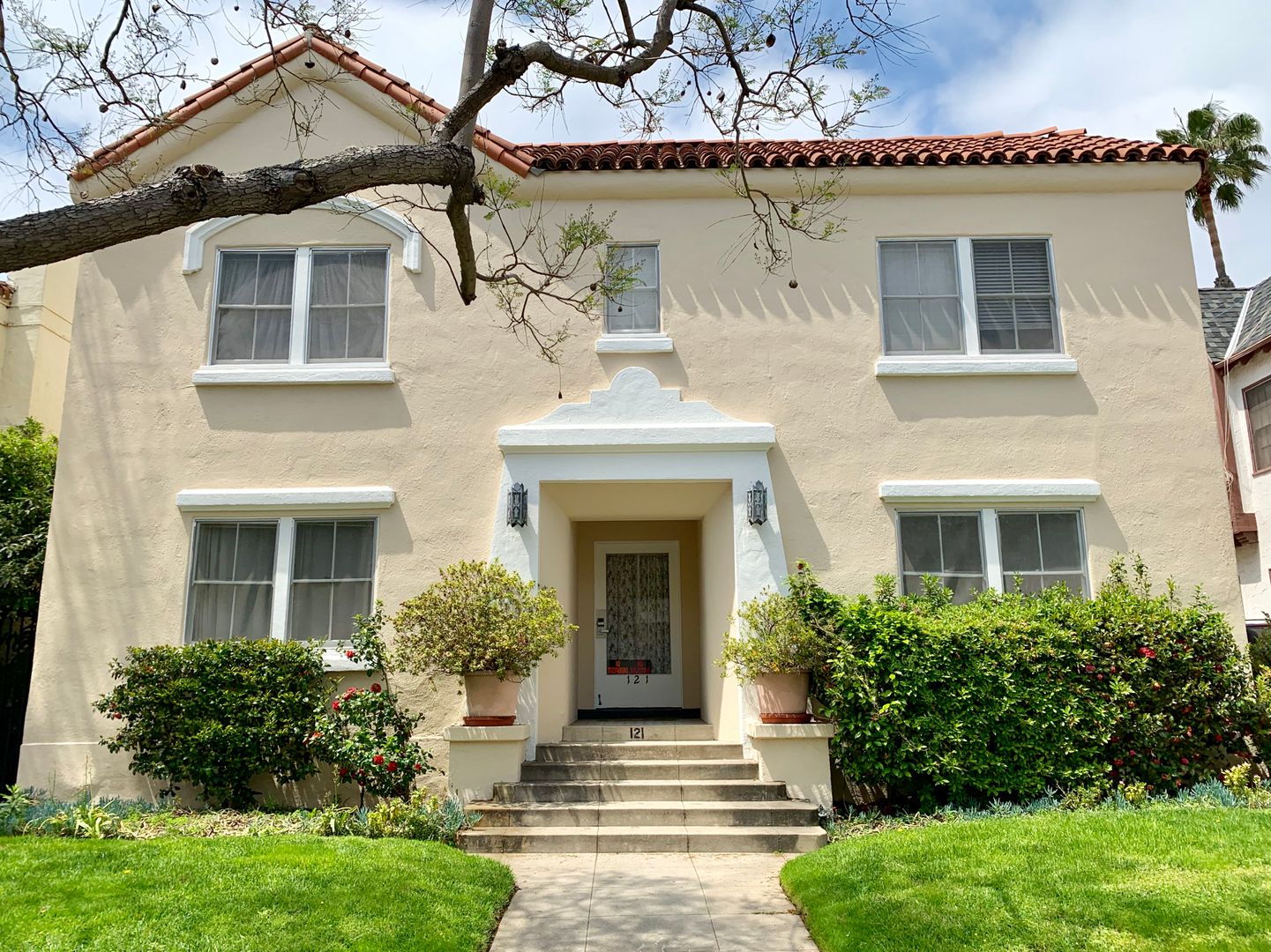 Beverly HIlls Apartment: 121 N La Peer Dr