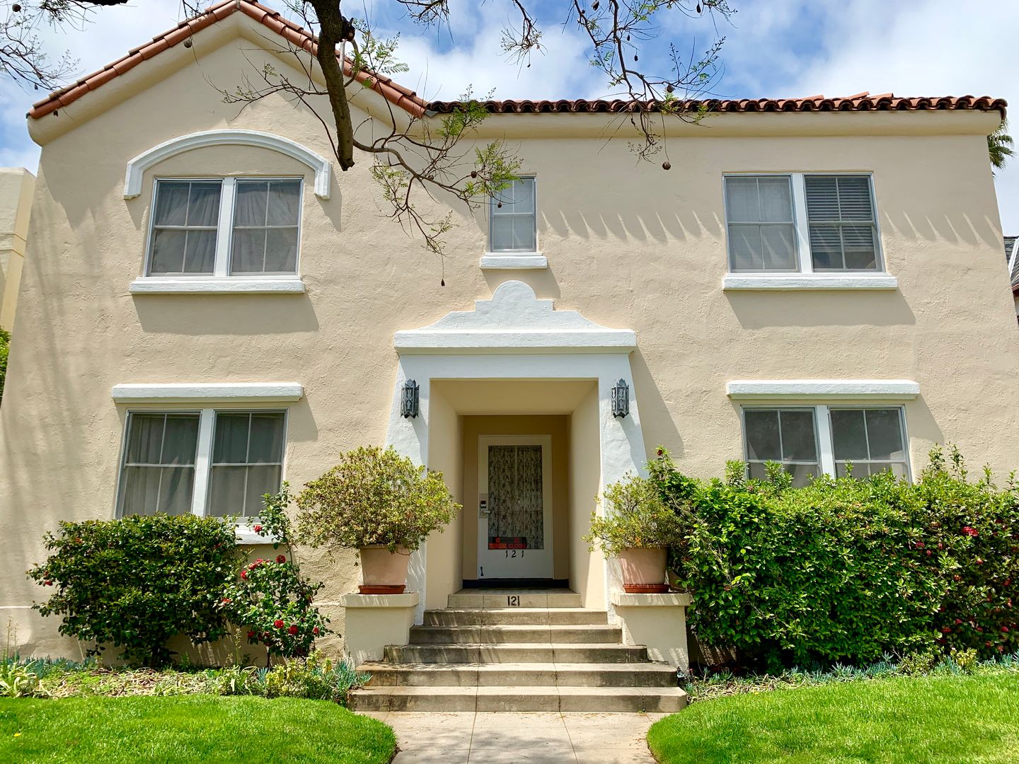 Beverly HIlls Apartment: 121 N La Peer Dr