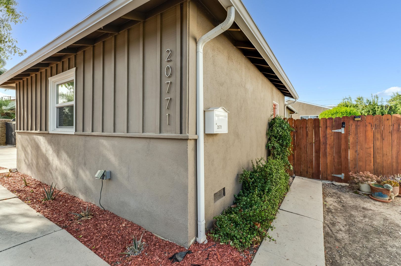 Winnetka Apartment: 20773 Skouras Dr
