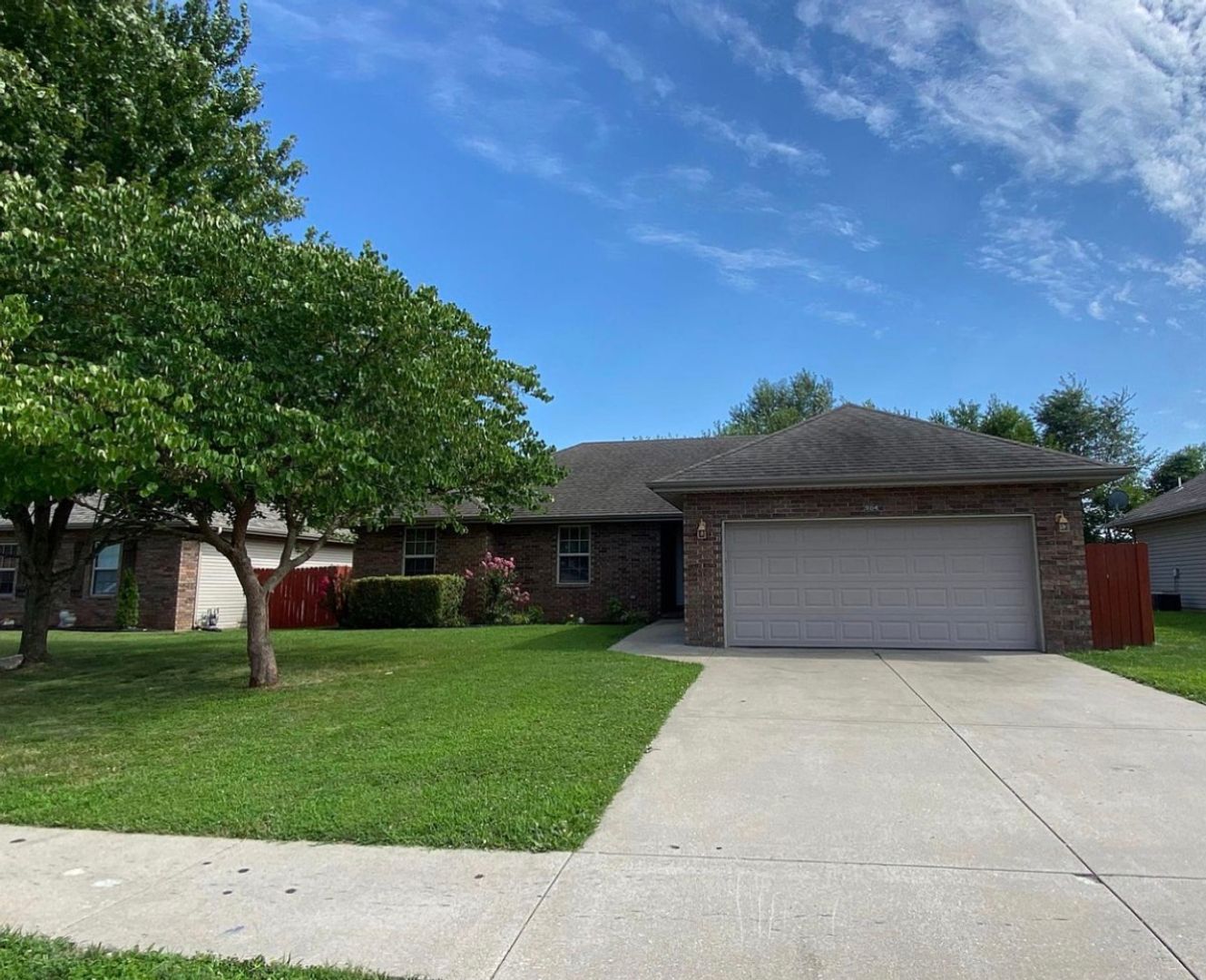 Nixa House: 984 W Bates Dr