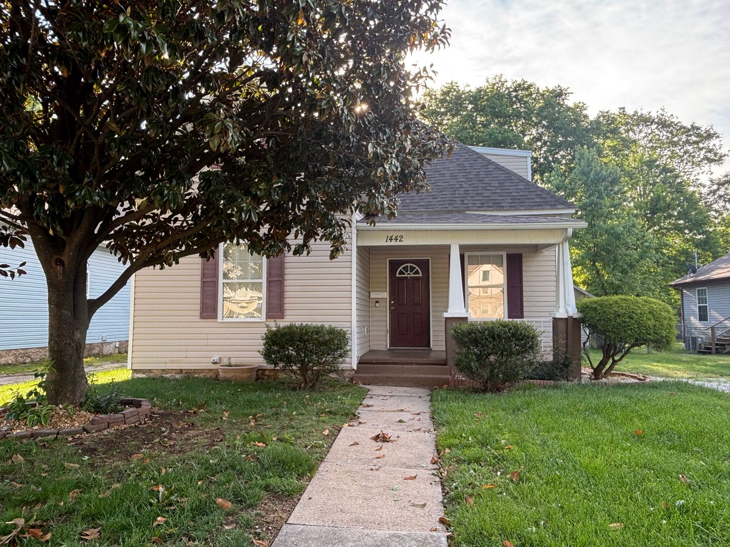 Springfield House: 1442 N Texas Ave