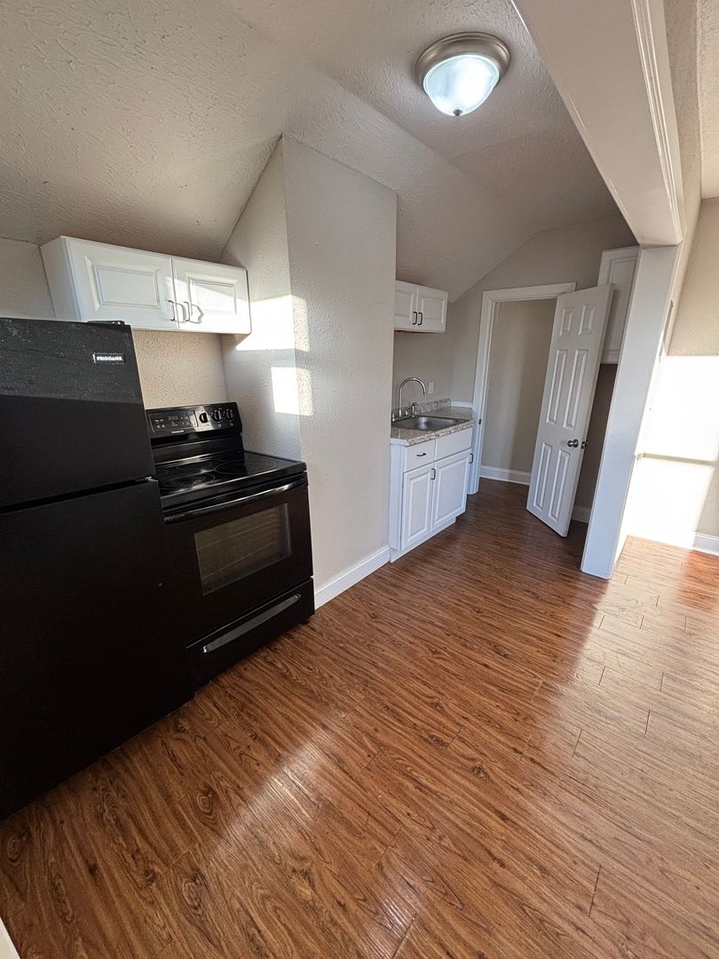 Springfield Apartment: 829 W Pershing St