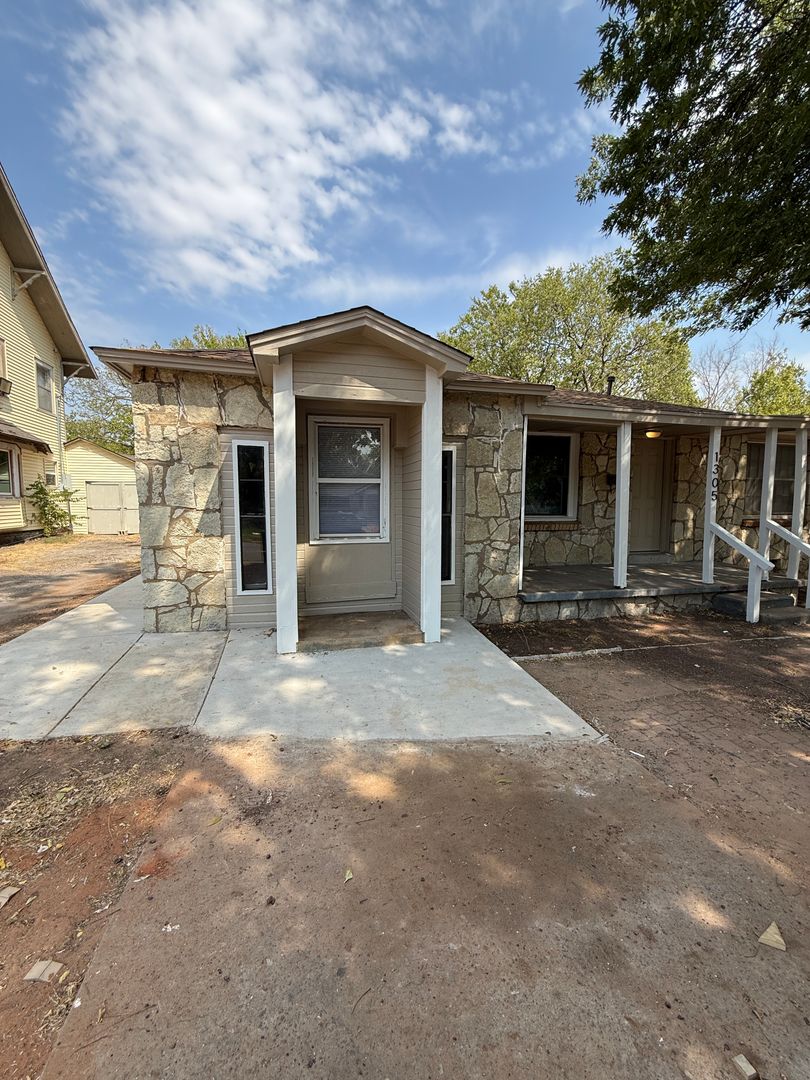 Duncan House: 1305 W Ash Ave