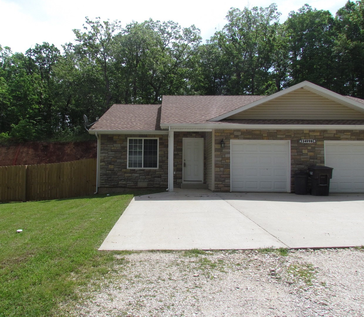 Saint Robert Apartment: 24998 Talladega