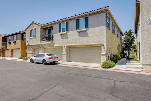 Stunning 3 Bedroom 2.5 Bath Condo! – photo 1