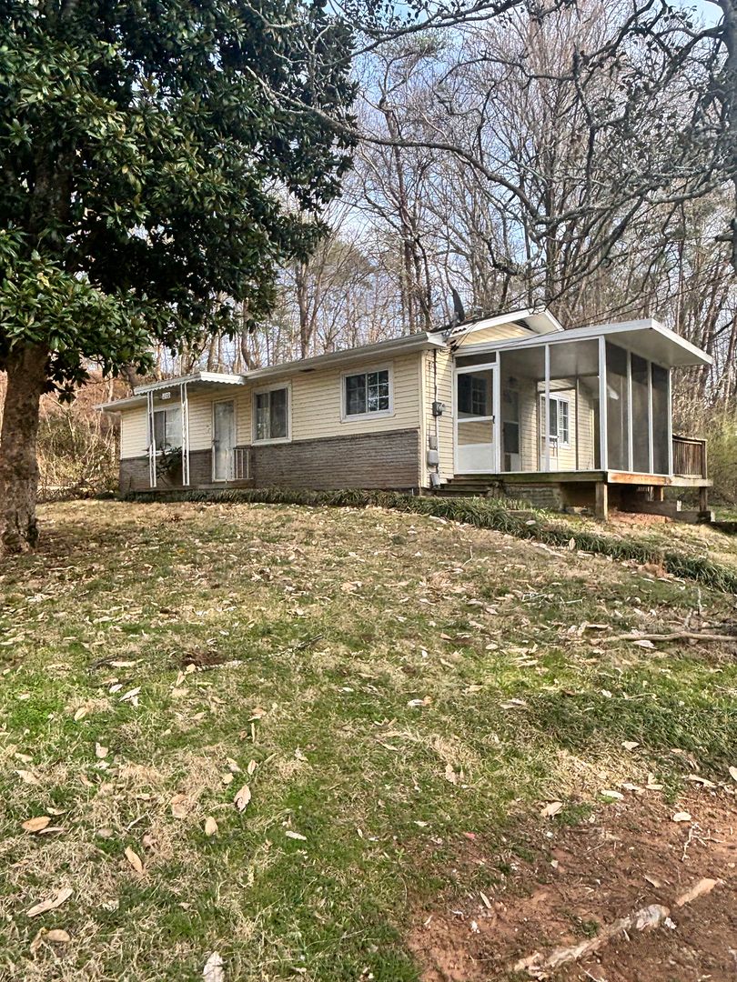 Knoxville House: 2300 Mount Olive Rd