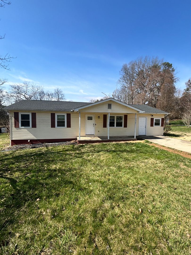 Knoxville House: 3421 Happy Acres rd