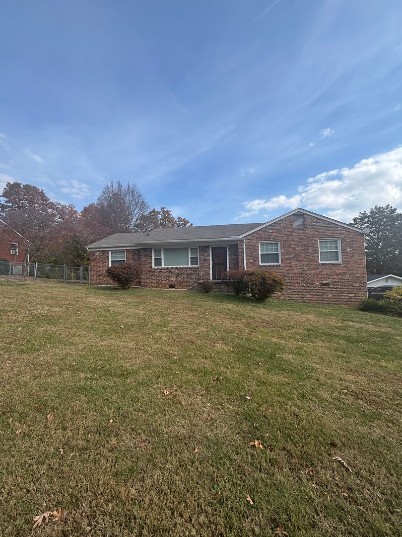 Knoxville House: 5600 Paula Rd