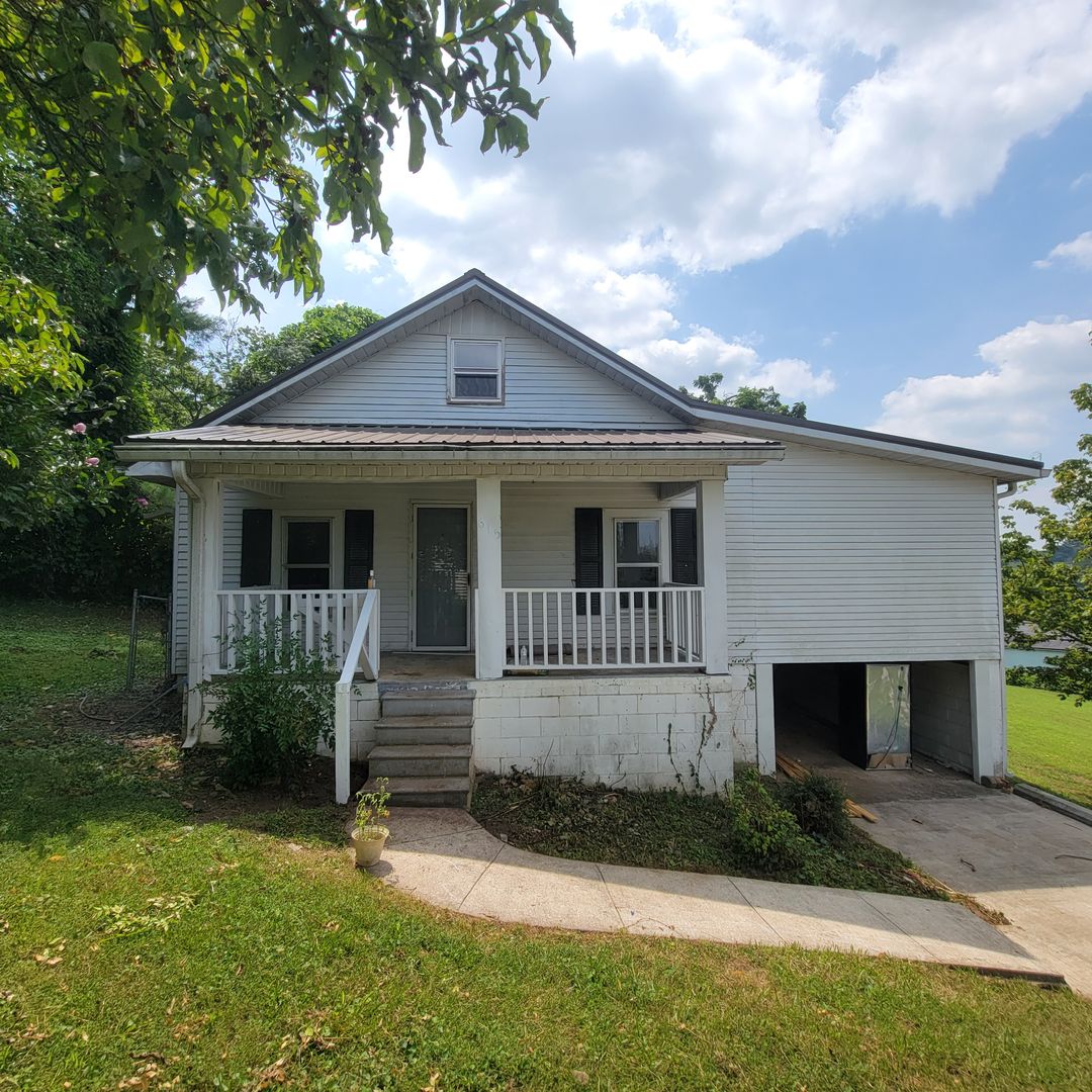 Livingston House: 615 Evans Street
