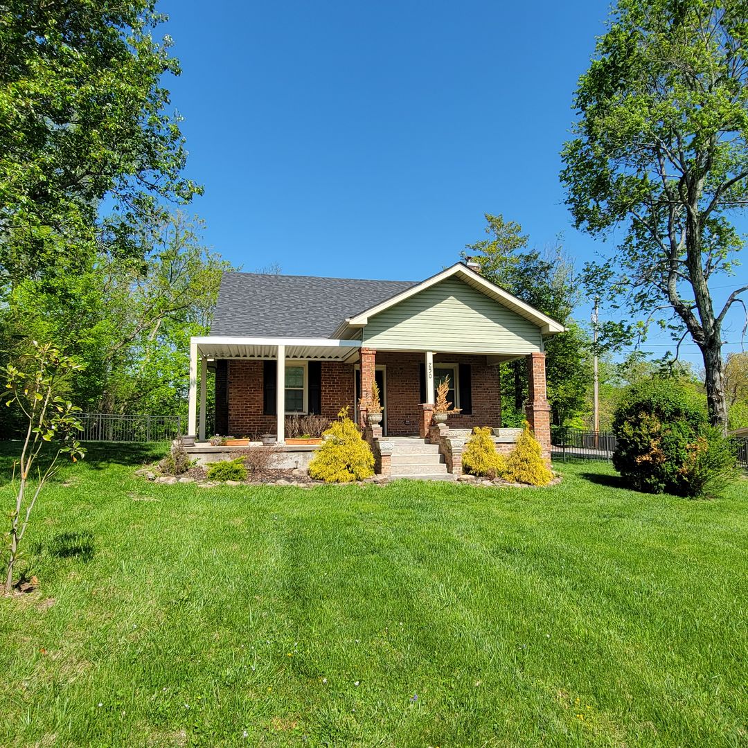 4/2 Bungalow in Algood City Limits