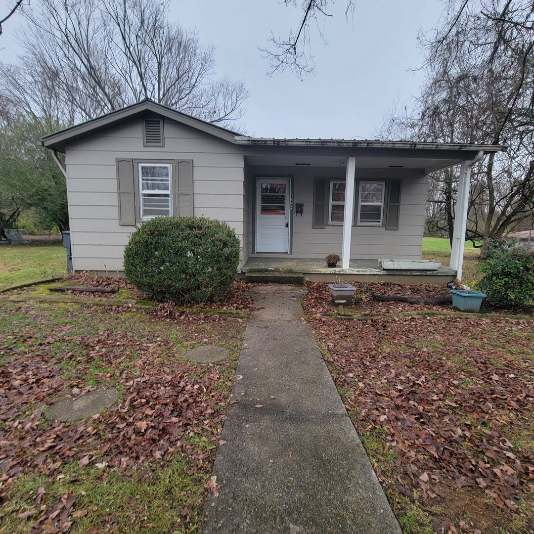 Cookeville House: 364 S Cedar Ave