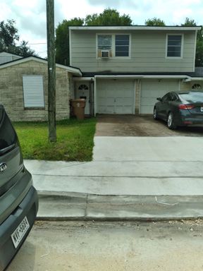 Nice quite upstairs unit – photo 1