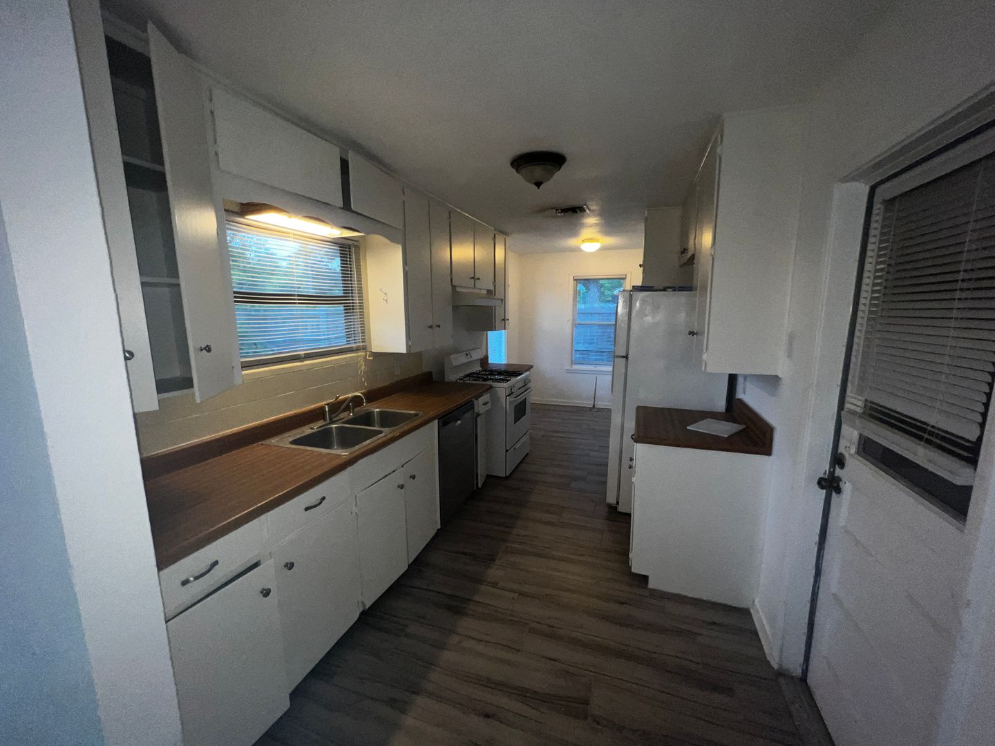 3/2/2 home on a quiet street. Centrally located to restaurants, and shopping.  