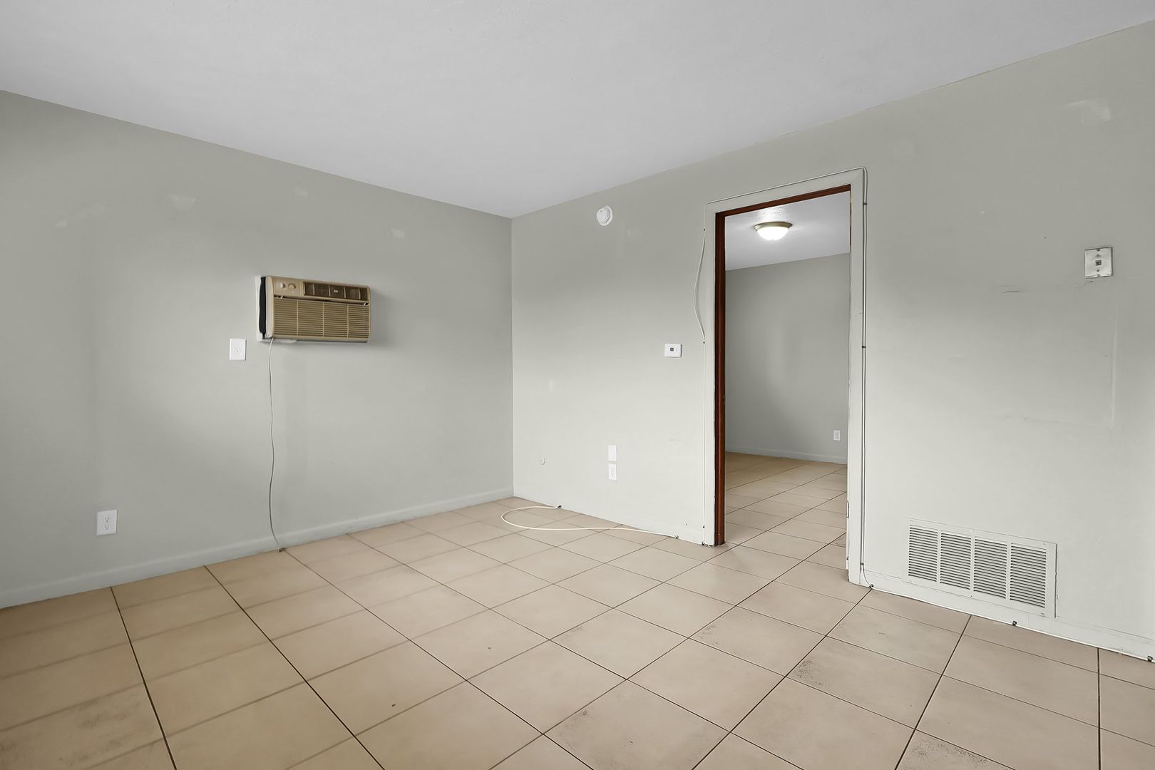 Weekly or Monthly Pay Rent! Studio Apartment 3 of 5