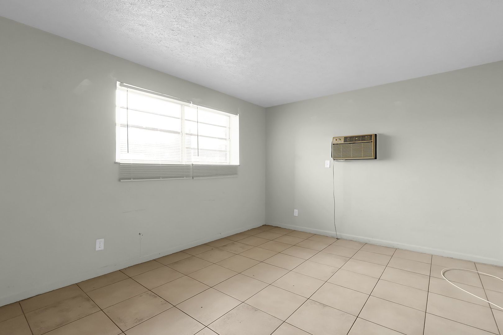 Weekly or Monthly Pay Rent! Studio Apartment 2 of 5