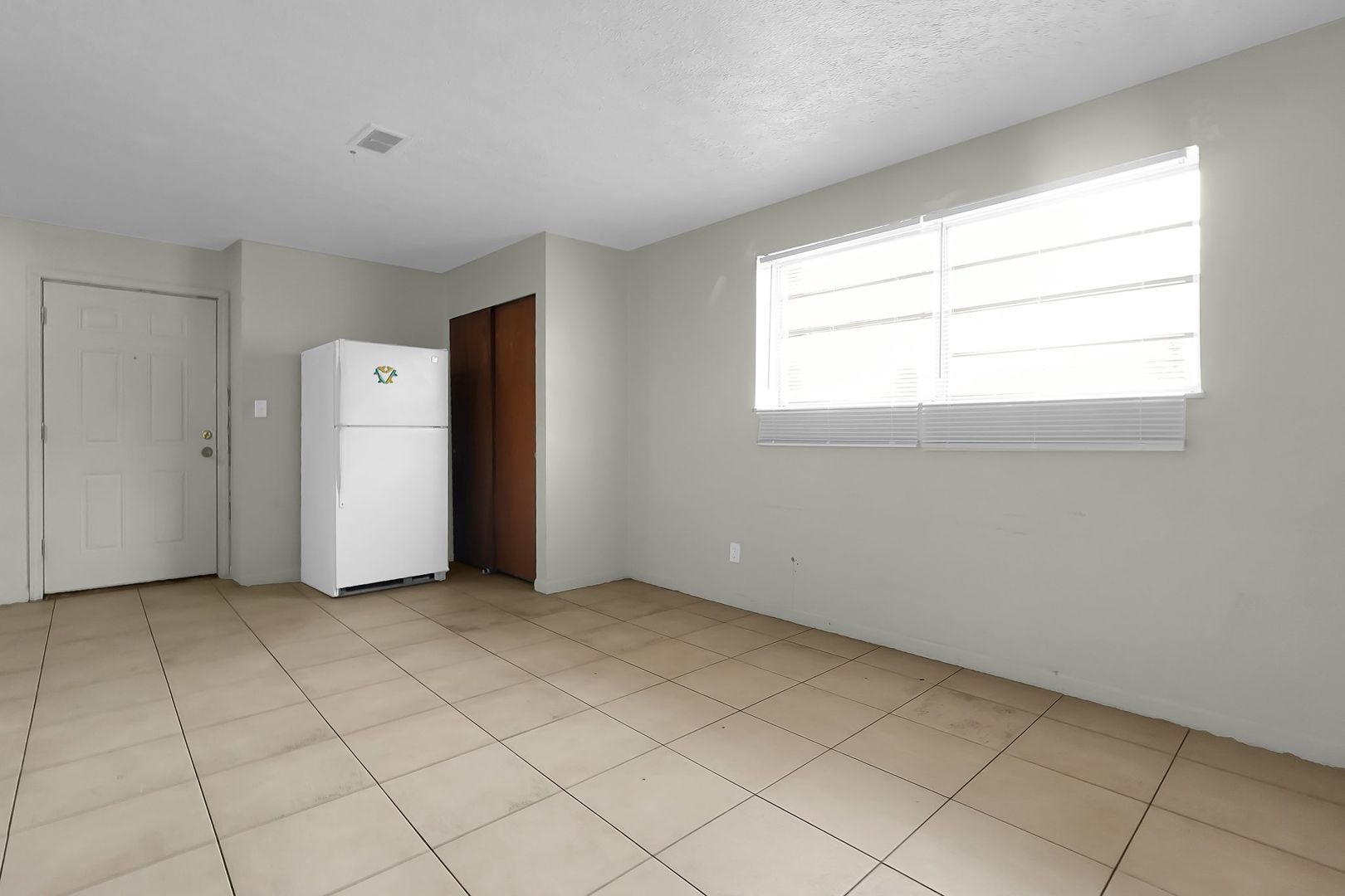 Weekly or Monthly Pay Rent! Studio Apartment 4 of 5