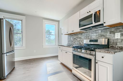 Renovated 2nd Floor Apartment - 2 beds 1 Bath for Rent – photo 1