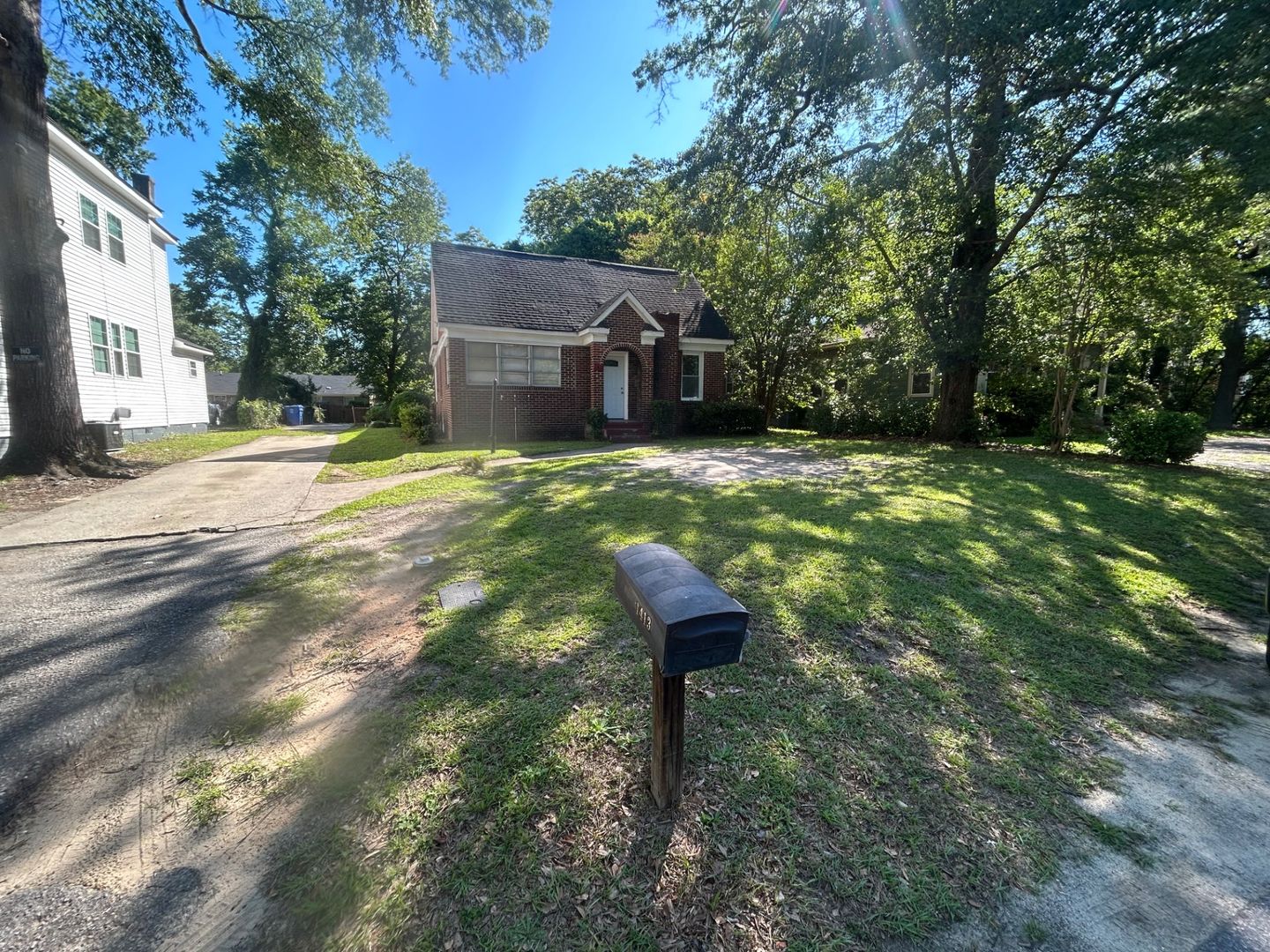 Columbia House: 1413 Hyatt Avenue