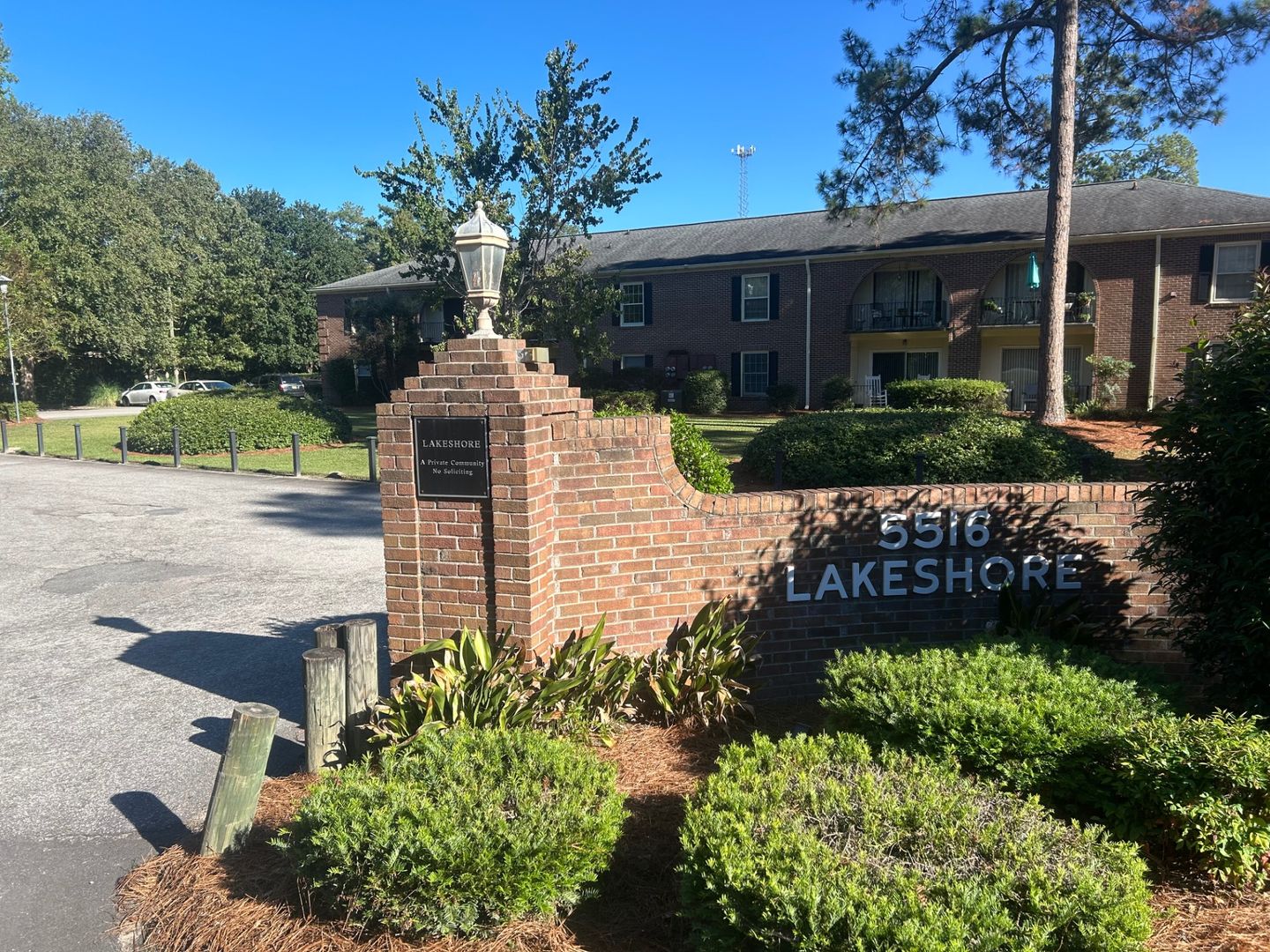 Columbia Apartment: 5516 Lakeshore Drive