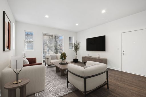 4 Bed 3 Bath – photo 1