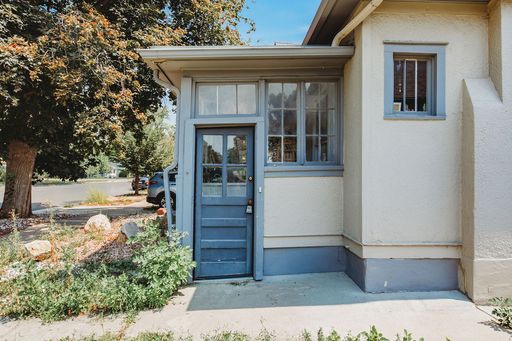 Students Welcome! Charming Old Town 2 Bedroom 1 Bath Triplex with Private Fence Backyard – photo 1